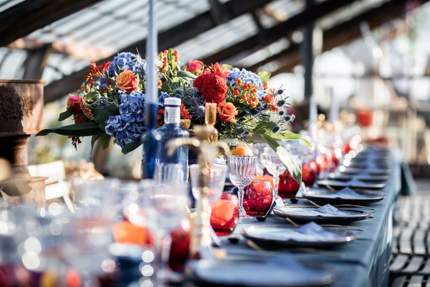 Une table dressée de fleurs et de bougies